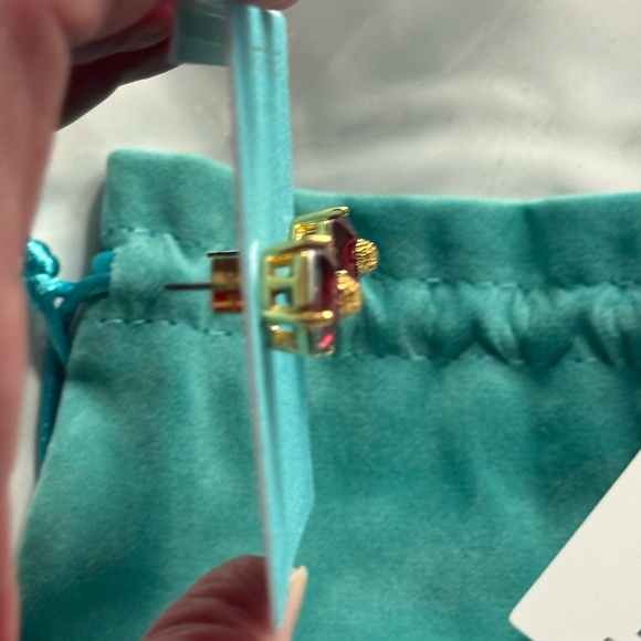 🩷 NWT KURT GEIGER EMERALD CUT FUCHIA CRYSTAL WITH GOLD METAL ACCENT! - Picture 4 of 7